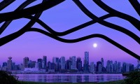 3×3女篮小队绕场与观众击掌一圈后再开赛，首攻就命中底角三分，女篮小组赛后